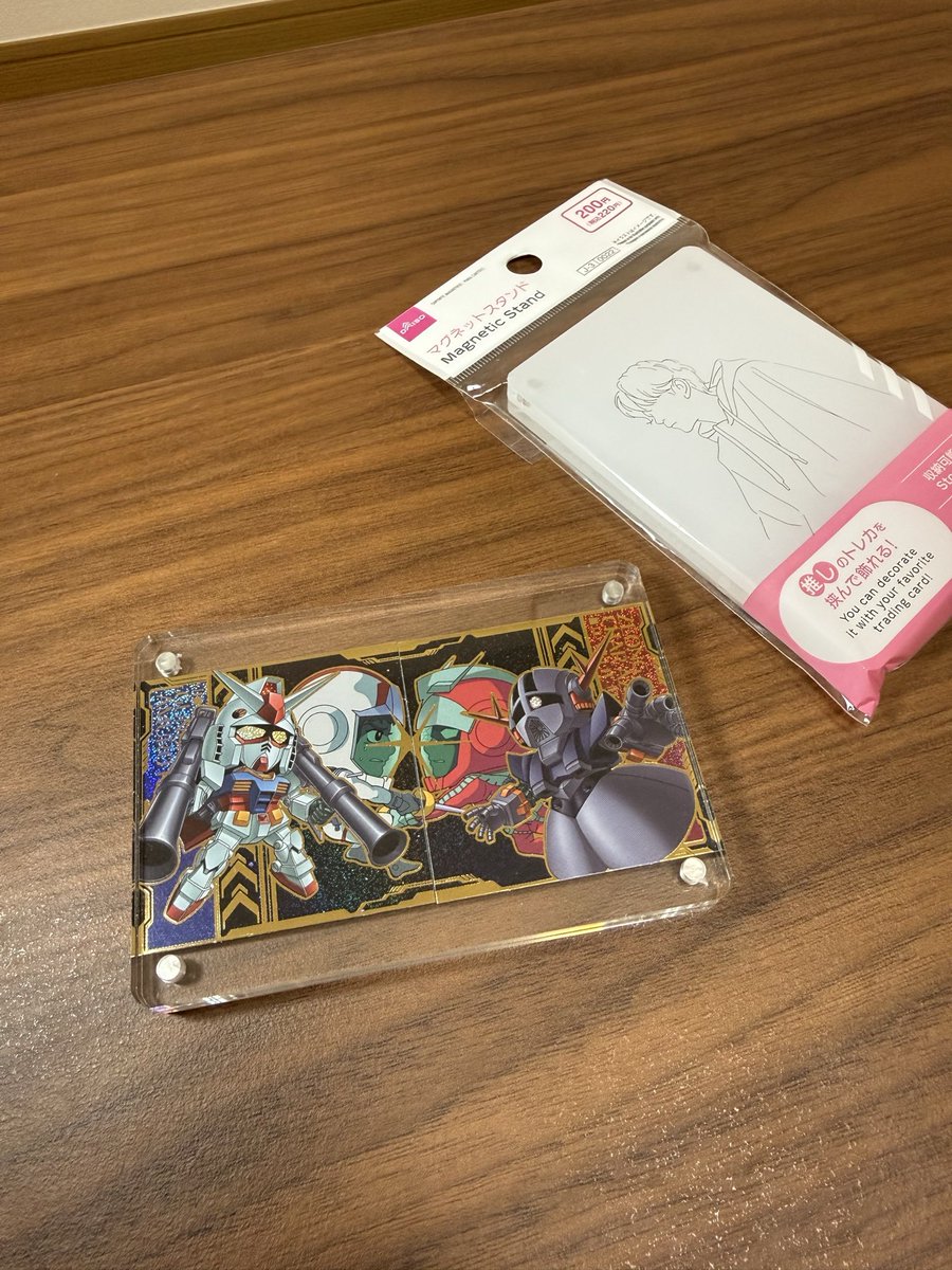 nja000012's tweet photo. ダイソーブラブラしてたらこんなの見つけてこれは！と思い
余ったアムロとシャアを繋げて入れたら
シンデレラフィットすぎました✨️
厚さもあり自立しますᕙ( ˙꒳​˙  )ᕗ
次の弾でも繋がる系欲しいですね✨️
 #ガンダム https://t.co/3F60YqW4DF