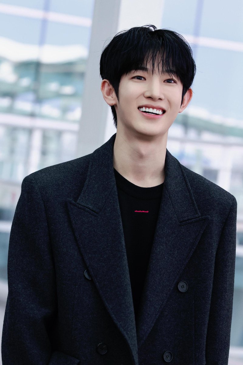 jnrhvk's tweet photo. Congratulations on heading to Paris Fashion Week, Siwoo. Your unique charm and breathtaking beauty will definitely stand out on this big stage. Wish you a safe and smooth trip, we’ll be cheering for you all the way.

PARK SIWOO IN PARIS

#PARKSIWOO
#PARKSIWOOPFWSS27 https://t.co/p3i90tUsOw