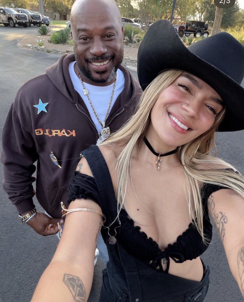 sourcekarolg's tweet photo. KAROL G visited Drake's ranch in Texas during her visit to Houston.👀 https://t.co/QnoA1fvdk1
