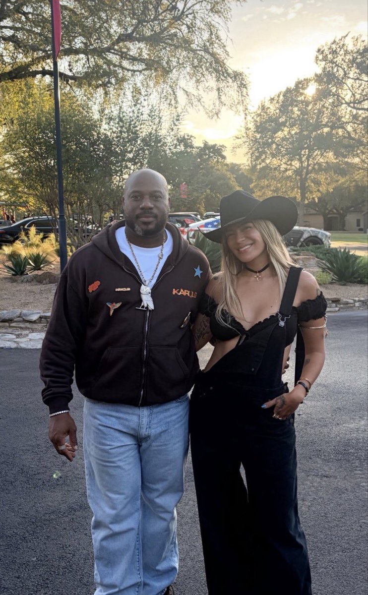 sourcekarolg's tweet photo. KAROL G visited Drake's ranch in Texas during her visit to Houston.👀 https://t.co/QnoA1fvdk1