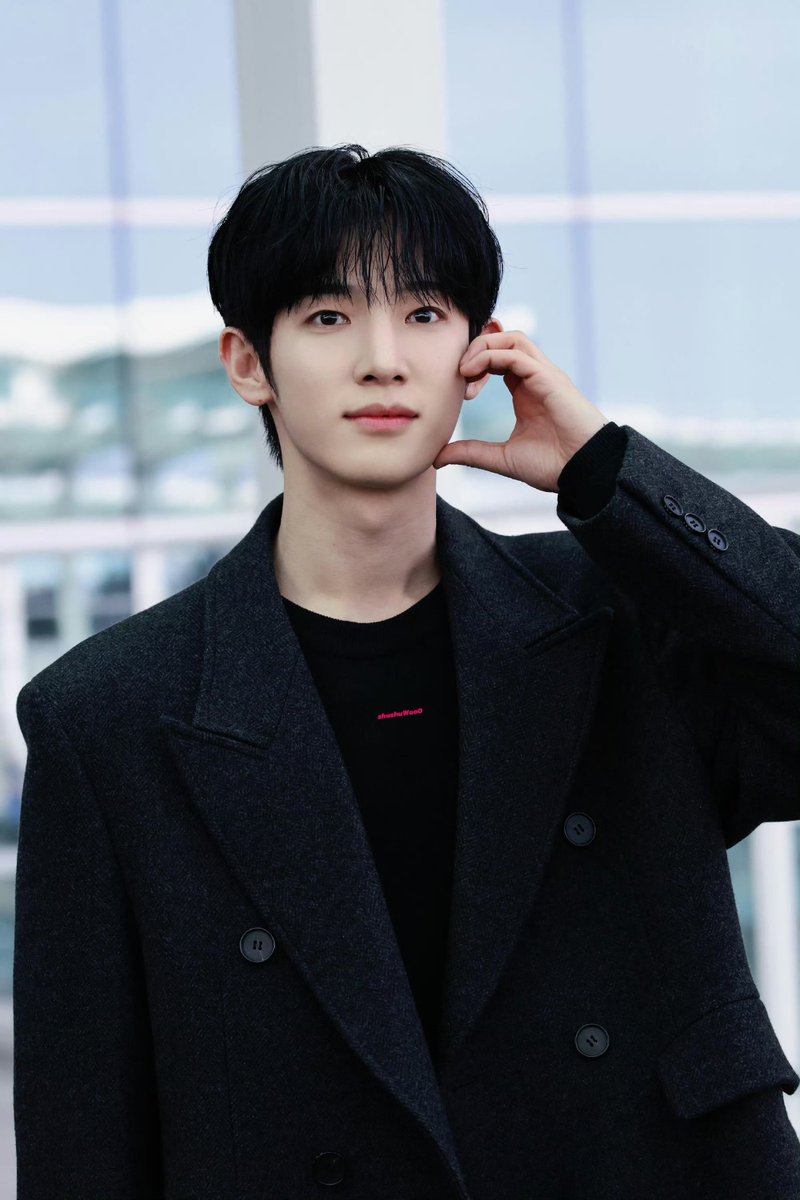 jnrhvk's tweet photo. Congratulations on heading to Paris Fashion Week, Siwoo. Your unique charm and breathtaking beauty will definitely stand out on this big stage. Wish you a safe and smooth trip, we’ll be cheering for you all the way.

PARK SIWOO IN PARIS

#PARKSIWOO
#PARKSIWOOPFWSS27 https://t.co/p3i90tUsOw