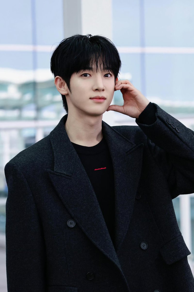 jnrhvk's tweet photo. Congratulations on heading to Paris Fashion Week, Siwoo. Your unique charm and breathtaking beauty will definitely stand out on this big stage. Wish you a safe and smooth trip, we’ll be cheering for you all the way.

PARK SIWOO IN PARIS

#PARKSIWOO
#PARKSIWOOPFWSS27 https://t.co/p3i90tUsOw
