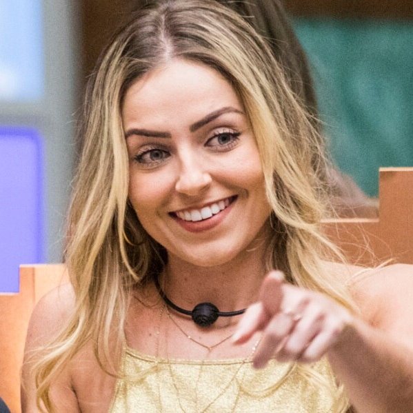 poptime's tweet photo. Paula Sperling, campeã do BBB19, declara apoio a Flavio Bolsonaro nas eleições de 2026. https://t.co/epyrY25TWx
