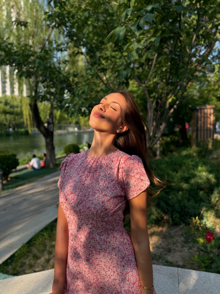 Idony_Rt's tweet photo. Just sitting in the park soaking up that golden afternoon light… pure bliss, nothing else needed https://t.co/yJ9aivzLMU