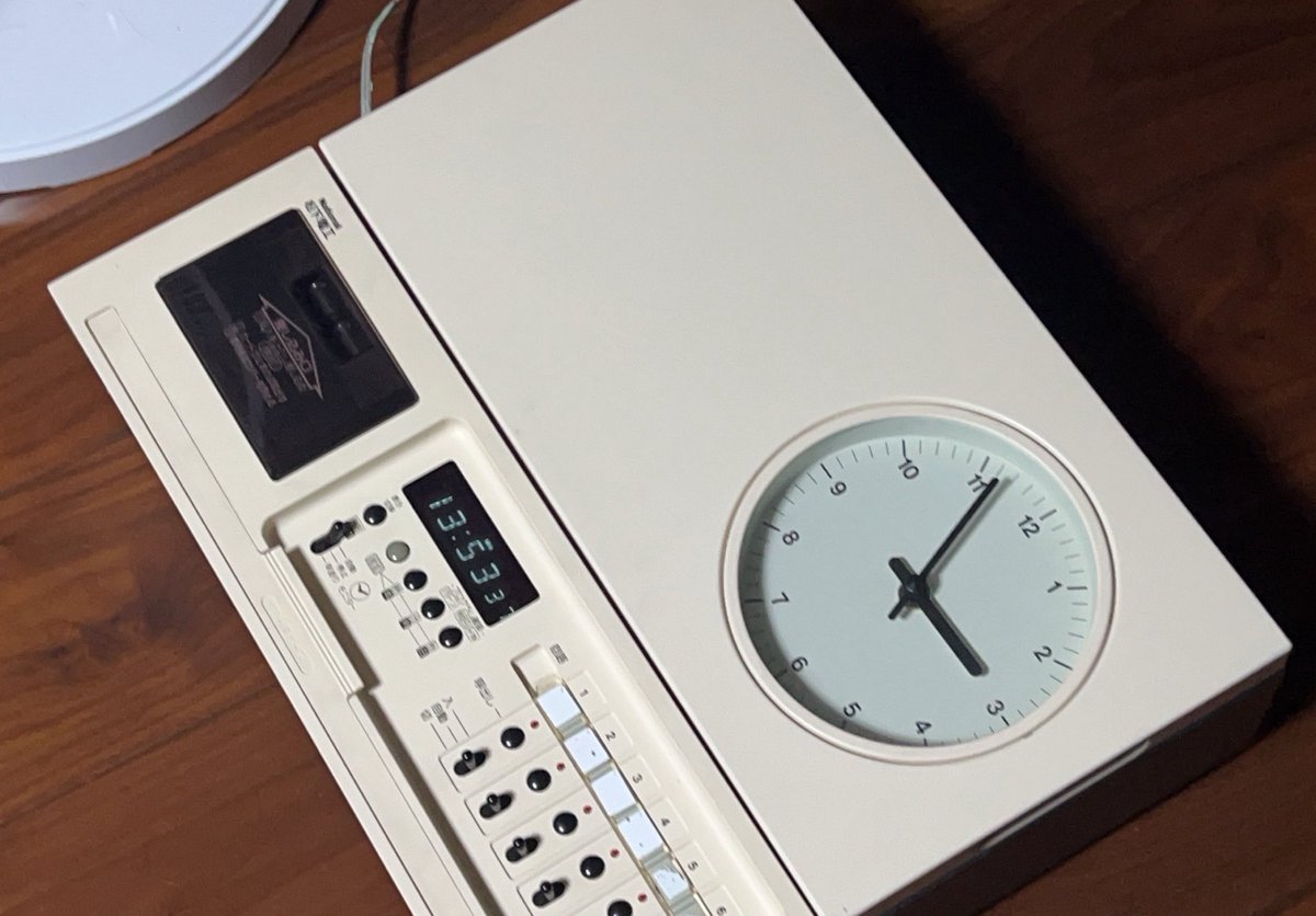 Jihoko_2024's tweet photo. 親時計とML-1000を入手しました。
親時計は既に1台ありますが親戚宅に置く予定です
もう置き場所がないので床に立てかけて使います
入手したML-1000は祝日用のチャイム用として使う予定です https://t.co/my7BKwrTxF