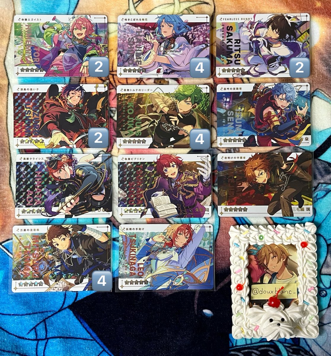 douxblanc_'s tweet photo. 【交換】あんスタ カードダス Vol.1

譲）R 渉（再交換分）、桃李2、弓弦2、翠、ひなた、光4、創4、★ジュイス4、司、〇レオ、〇泉、〇凛月2、斑
　　N 英智、渉、桃李、弓弦、鉄虎、翠、忍、千秋、奏汰、ひなた、ゆうた、HiMERU、こはく、ニキ、光、創、チトセ、望見、舞珠、司、レオ、泉、凛月、嵐、斑

求）R 友也＞宗（友人分・1枚のみ）＞なずな（友人分）
　　N 友也、燐音（友人分）＞なずな（友人分）
　　定価+送料（3枚200円/端数は65円）

詳細は画像3枚目に記載しております。
郵送または横浜にてお手渡し。
R友也最優先のため、R友也含まないお声掛けはお返事にお時間いただきます。また、一部お声掛け中のものもございます。
検索からでもお気軽にお声掛けください🙇🏻‍♀️