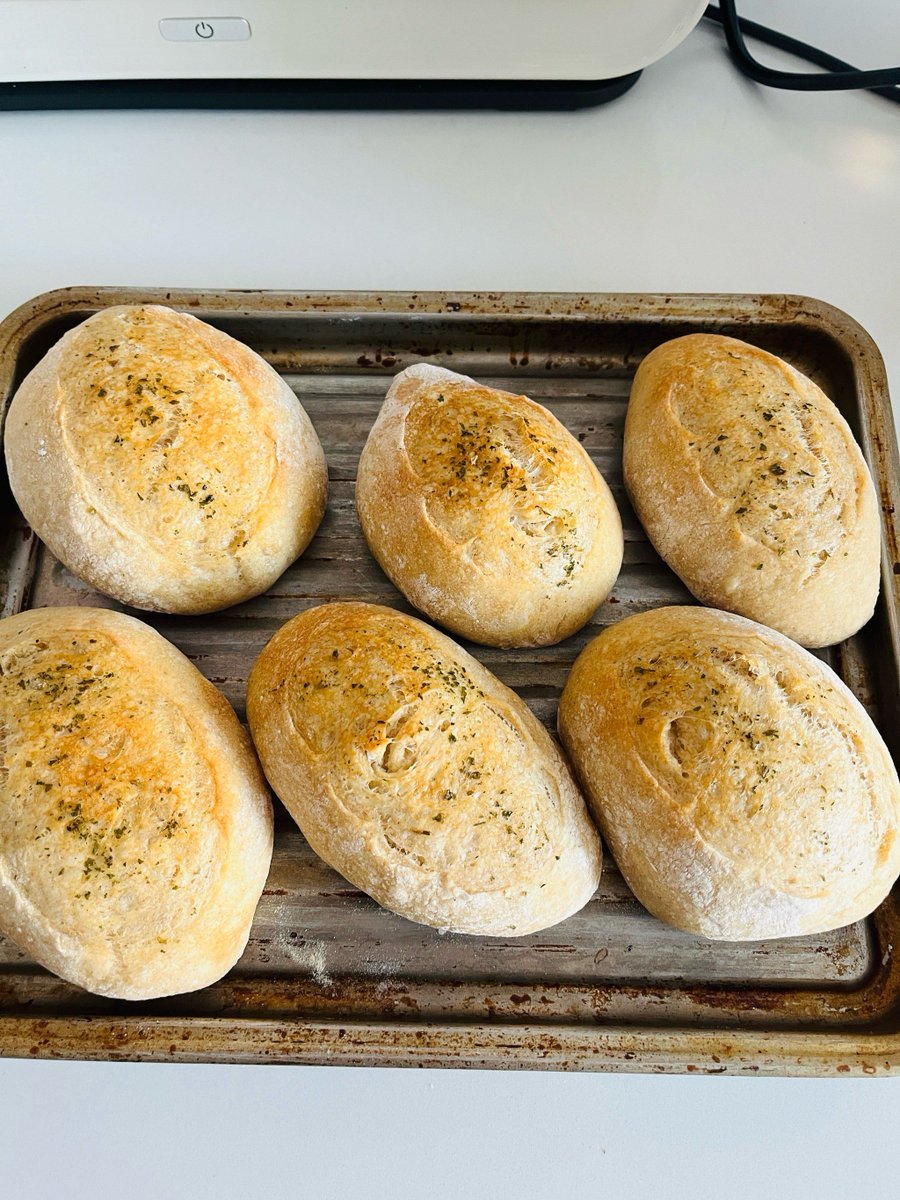 JinaMarkinnck's tweet photo. Hoy horneé pan casero crujiente, el aroma llenó toda la casa y el sabor es simplemente perfecto. Una experiencia que vale la pena repetir! https://t.co/3GPF0zxBSz