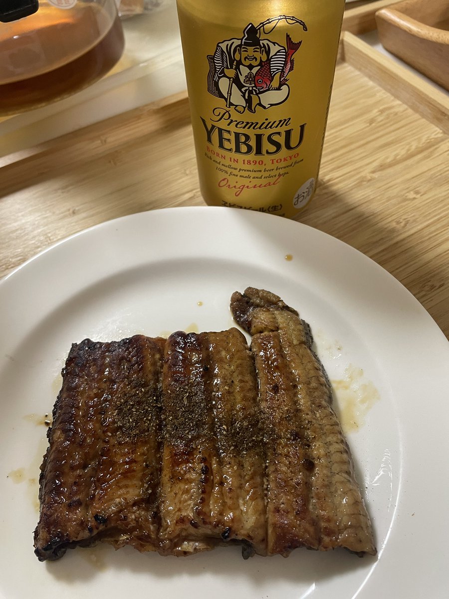 Millenium358's tweet photo. #おうちでYEBISUビアグルメ2026 
今夜はエビスビールとうなぎ！！
長雨ですが、うなぎとビールで気分上げます♪ https://t.co/Za2AjAyBip