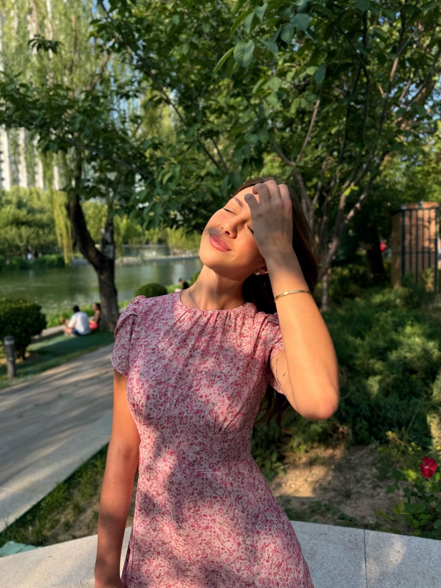 Idony_Rt's tweet photo. Just sitting in the park soaking up that golden afternoon light… pure bliss, nothing else needed https://t.co/yJ9aivzLMU