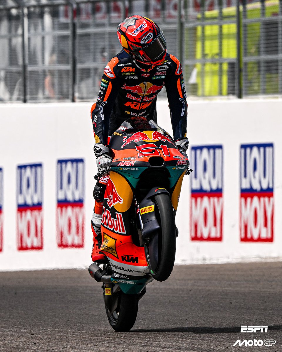 MotoGP_ESPN's tweet photo. ¿Cómo es un #WheelieWednesday en las diferentes categorías? ¡Aquí te mostramos como los pilotos levantan su moto más allá de la cilindrada que conduzcan. 🔥 https://t.co/inK7jyPrzO