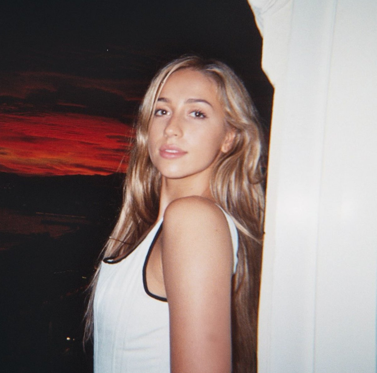 mcraewrld999's tweet photo. pretty girl. https://t.co/uRUp0rhBNM