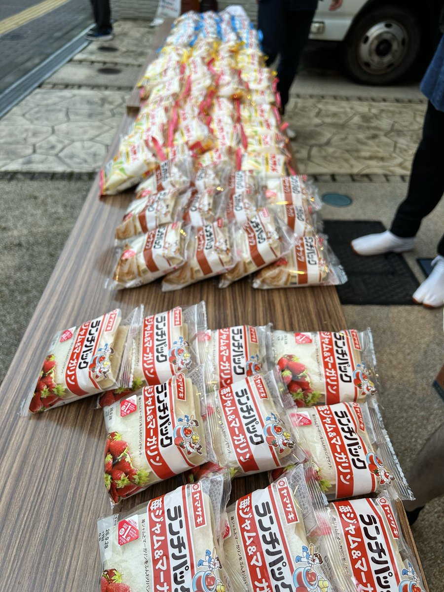 mori6japan's tweet photo. 千葉繁さんのナレーションでお馴染みのフジパンのスナックパン、こちらが元祖です。
宵宮前の恒例です。 https://t.co/fa5UlySx3Y