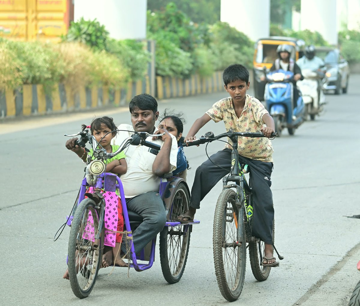 timesofindia's tweet photo. #InPics | An elder son pedals ahead, towing his physically disabled parents in an electric tricycle to help them gain speed along the Eastern Express Highway in Mumbai.  

📸 Sanjay Hadkar  

Dive deeper into the story with the TOI App 👉 https://t.co/ogFaRsVinV

#Mumbai #EasternExpressHighway #MumbaiLife #Son #Parents #FamilyLove #HelpingHand #Humanity #Heartwarming