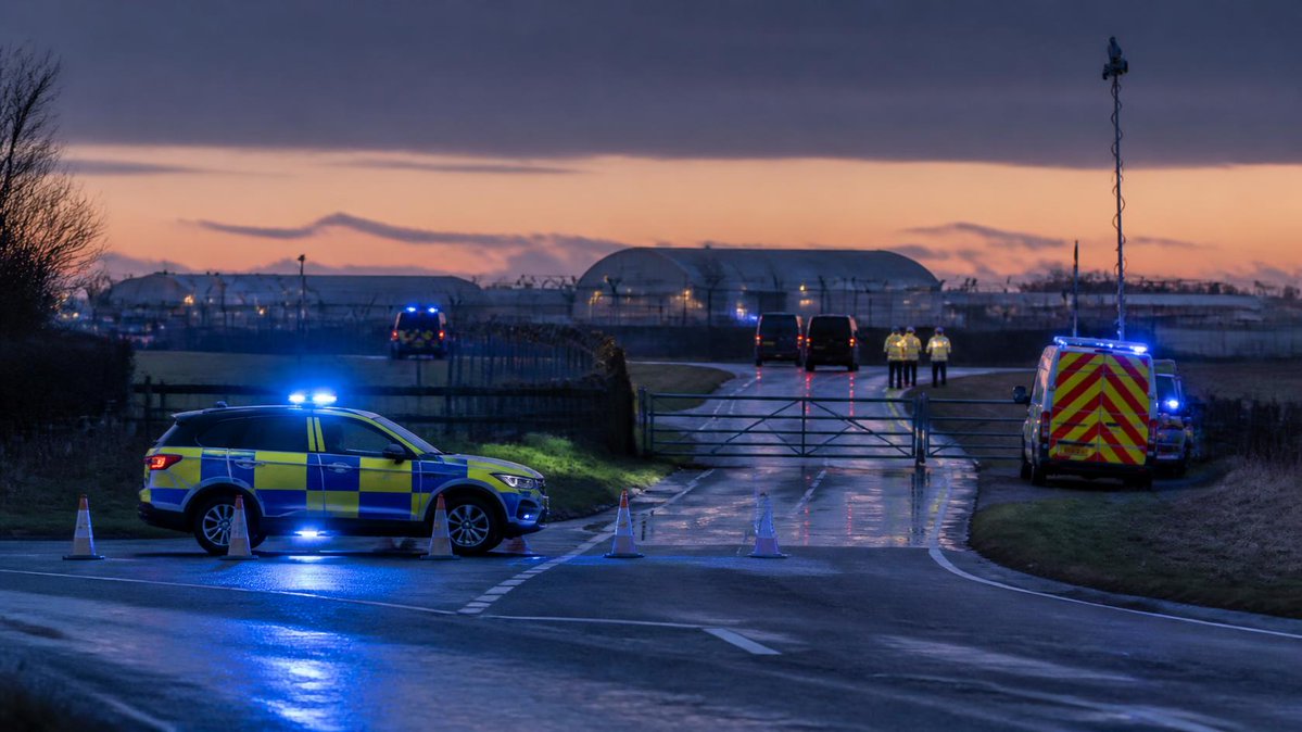 Cblessednow's tweet photo. #RAFFairford #Fairford #UKSecurity #Whelford https://t.co/UE8Y5ZvK9l