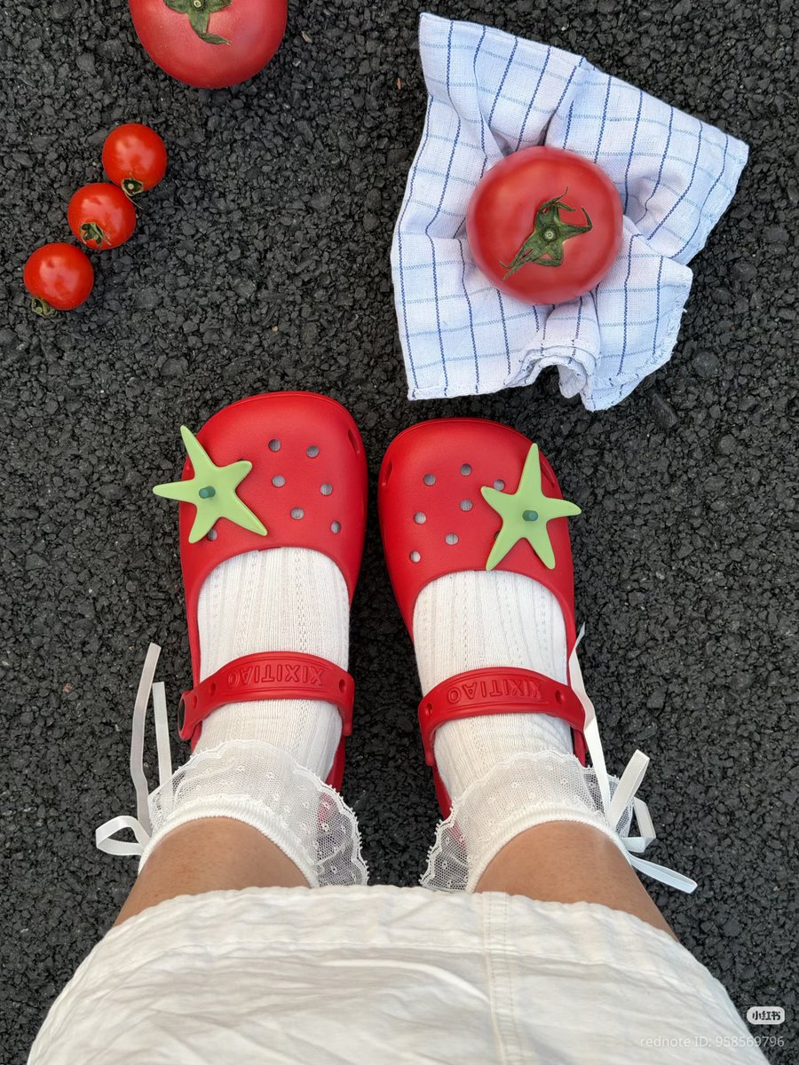 ceumte's tweet photo. LUCU BANGET INI SANDAL TOMAT  😭🍅 https://t.co/FADtvFD0Xn
