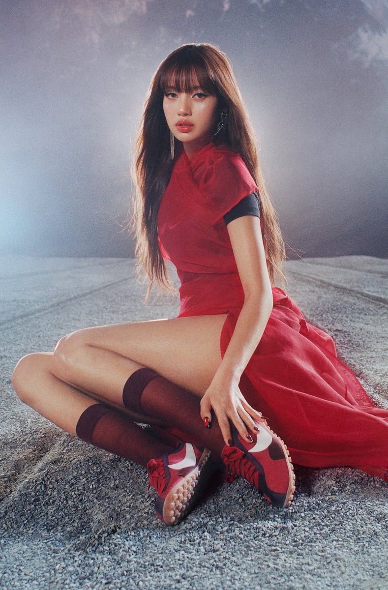 pourlesjolies's tweet photo. Lisa x Nike https://t.co/NMF74Rbkgf
