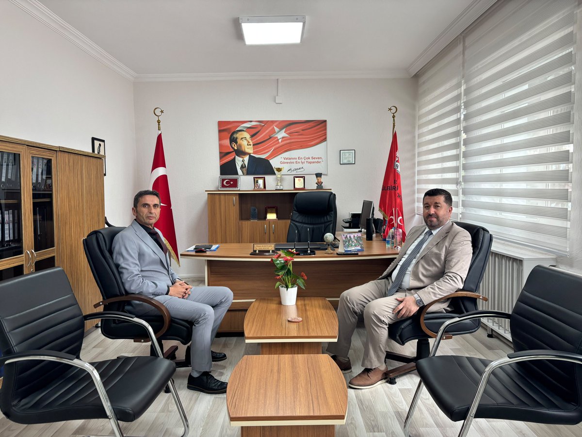 ispartamem's tweet photo. 🏫 Gülbirlik İlkokuluna Ziyaret

📌 İl Millî Eğitim Müdürümüz Recai OCAK, Gülbirlik İlkokulunu ziyaret ederek öğrenci ve öğretmenlerle buluştu.

📚 Sınıfları ziyaret eden İl Millî Eğitim Müdürümüz Recai OCAK, öğrencilerin derslerine eşlik ederek sorularını yanıtladı ve onlarla sohbet etti. Öğrencilerin derslere katılımını yakından takip ederek sınıf içi çalışmalar hakkında öğretmenlerden bilgi aldı.

👩‍🏫 Okul yönetimi ve öğretmenlerle de görüşen İl Millî Eğitim Müdürümüz Recai OCAK, eğitim öğretim sürecinde yürütülen faaliyetler ve okulun genel durumu hakkında değerlendirmelerde bulundu.

🌱 Öğrencilerimize başarılı bir eğitim öğretim yılı dileyen İl Millî Eğitim Müdürümüz Recai OCAK, öğretmen ve okul yöneticilerimize çalışmalarında kolaylıklar diledi.
@tcmeb 
@Yusuf__Tekin 
@ISPARTAVALILIK 
@Abdullah_Erin47 
@recai_ocak