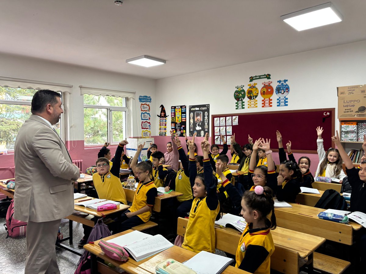 ispartamem's tweet photo. 🏫 Gülbirlik İlkokuluna Ziyaret

📌 İl Millî Eğitim Müdürümüz Recai OCAK, Gülbirlik İlkokulunu ziyaret ederek öğrenci ve öğretmenlerle buluştu.

📚 Sınıfları ziyaret eden İl Millî Eğitim Müdürümüz Recai OCAK, öğrencilerin derslerine eşlik ederek sorularını yanıtladı ve onlarla sohbet etti. Öğrencilerin derslere katılımını yakından takip ederek sınıf içi çalışmalar hakkında öğretmenlerden bilgi aldı.

👩‍🏫 Okul yönetimi ve öğretmenlerle de görüşen İl Millî Eğitim Müdürümüz Recai OCAK, eğitim öğretim sürecinde yürütülen faaliyetler ve okulun genel durumu hakkında değerlendirmelerde bulundu.

🌱 Öğrencilerimize başarılı bir eğitim öğretim yılı dileyen İl Millî Eğitim Müdürümüz Recai OCAK, öğretmen ve okul yöneticilerimize çalışmalarında kolaylıklar diledi.
@tcmeb 
@Yusuf__Tekin 
@ISPARTAVALILIK 
@Abdullah_Erin47 
@recai_ocak