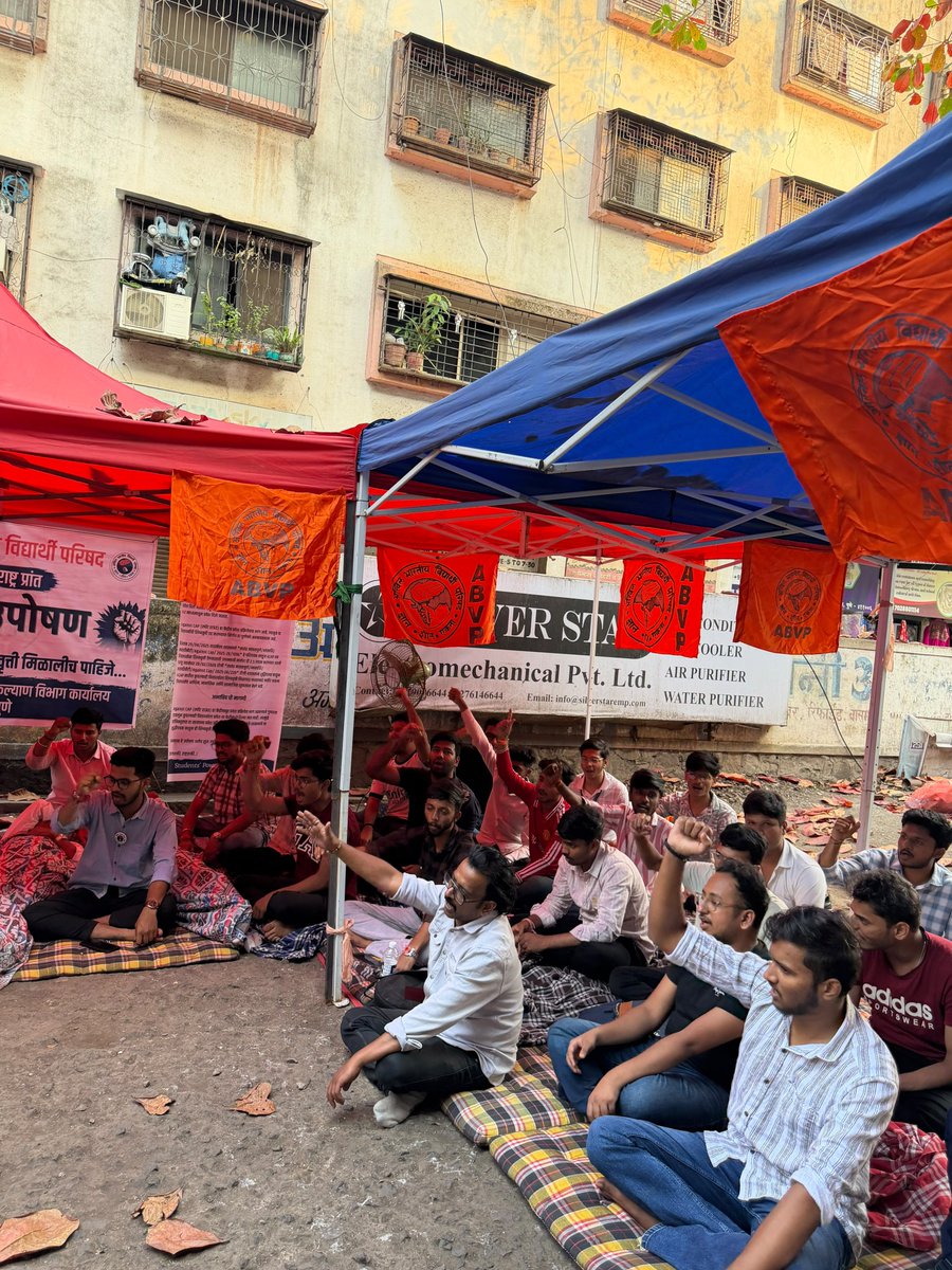 AtharvaKulABVP's tweet photo. अगेन्स्ट कॅप (स्पॉट राऊंड) च्या माध्यमातून प्रवेश घेतलेल्या ओबीसी आणि व्ही.जे.एन.टी प्रवर्गातील विद्यार्थ्यांना शिष्यवृत्ती मिळावी या मागणीसाठी सलग दुसऱ्या दिवशी ABVP विद्यार्थ्यांसह उपोषण करीत आहेत. 
@Bhujbal_Saheb @cbawankule 
@save_atul https://t.co/JagMNqf1pM