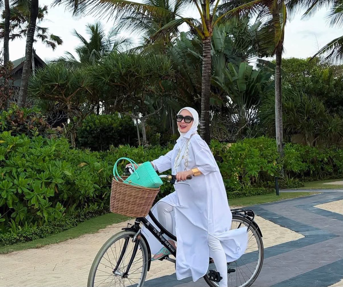 verixsh's tweet photo. syahrini comeback, jadi merhatiin lagi stylenya dan penasaran banget gimana sih jilbabnya kok bisa serapi itu? bahannya apa? butuh pentul berapa??

SURAT TERBUKA BUAT PRINCESS SYAHRINI PLEASE BIKIN TUTORIAL HIJAB DO!! https://t.co/cbo9fti5eB