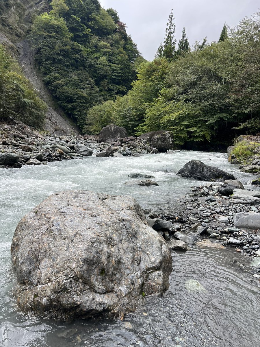 T4lsN28unCbvgEh's tweet photo. 今日の釣りのお話
今シーズンラストは、釣っちゃいのまっつん、がめちゃんと一緒に南アルプス方面へ(*^^*)増水マジやばいって感じでしたが、ちいかわ���数でwww壮大な景色でした(*^^*)今年の渓流釣りはこれにて(*´︶`*)ﾉ(*´︶`*)ﾉ
 #いいの釣っちゃいますよ
 #宮崎工房 https://t.co/9dzDx6i0Cd