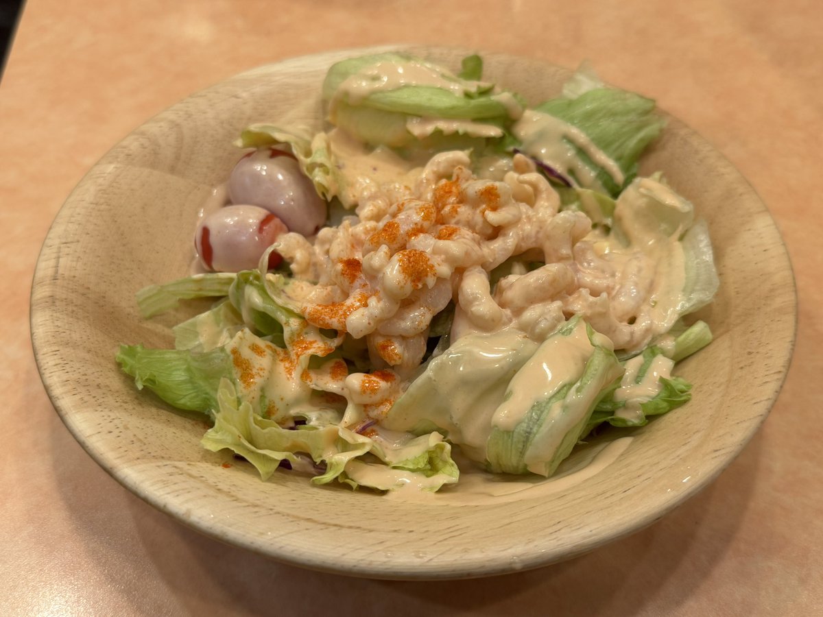 W5Kzr's tweet photo. サイゼリアによく行きます。フリードリンクのコスパが良い。料理を1つ頼むと200円で利用できる。小エビのサラダ、ミラノ風ドリアは鉄板。はじめて食べたけど、バッファローモッツァレラのマルガリータピザはミルキーみたいで生地がもちもちでおいしい。埼玉の人気チェーン店るーぱんのピザよく食べます https://t.co/ldNWXW1ZwI
