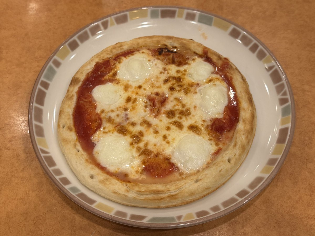 W5Kzr's tweet photo. サイゼリアによく行きます。フリードリンクのコスパが良い。料理を1つ頼むと200円で利用できる。小エビのサラダ、ミラノ風ドリアは鉄板。はじめて食べたけど、バッファローモッツァレラのマルガリータピザはミルキーみたいで生地がもちもちでおいしい。埼玉の人気チェーン店るーぱんのピザよく食べます https://t.co/ldNWXW1ZwI