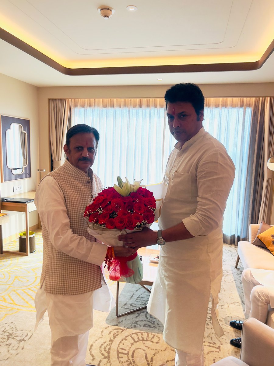 rshuklabjp's tweet photo. आज भोपाल में भारतीय जनता पार्टी के राष्ट्रीय महासचिव एवं भाजपा मध्य प्रदेश के प्रभारी श्री @BjpBiplab जी से शिष्टाचार भेंट की।

इस अवसर पर उन्हें नवीन दायित्व की हार्दिक बधाई एवं शुभकामनाएँ प्रेषित कीं।

मुझे पूर्ण विश्वास है कि आपके व्यापक अनुभव एवं संगठन कौशल से मध्य प्रदेश में भारतीय जनता पार्टी को और मजबूती मिलेगी तथा कार्यकर्ताओं में नवीन ऊर्जा का संचार होगा।