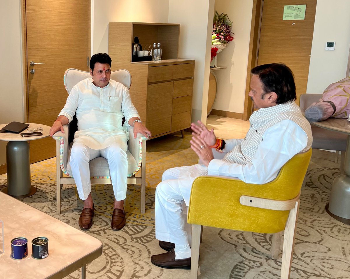 rshuklabjp's tweet photo. आज भोपाल में भारतीय जनता पार्टी के राष्ट्रीय महासचिव एवं भाजपा मध्य प्रदेश के प्रभारी श्री @BjpBiplab जी से शिष्टाचार भेंट की।

इस अवसर पर उन्हें नवीन दायित्व की हार्दिक बधाई एवं शुभकामनाएँ प्रेषित कीं।

मुझे पूर्ण विश्वास है कि आपके व्यापक अनुभव एवं संगठन कौशल से मध्य प्रदेश में भारतीय जनता पार्टी को और मजबूती मिलेगी तथा कार्यकर्ताओं में नवीन ऊर्जा का संचार होगा।