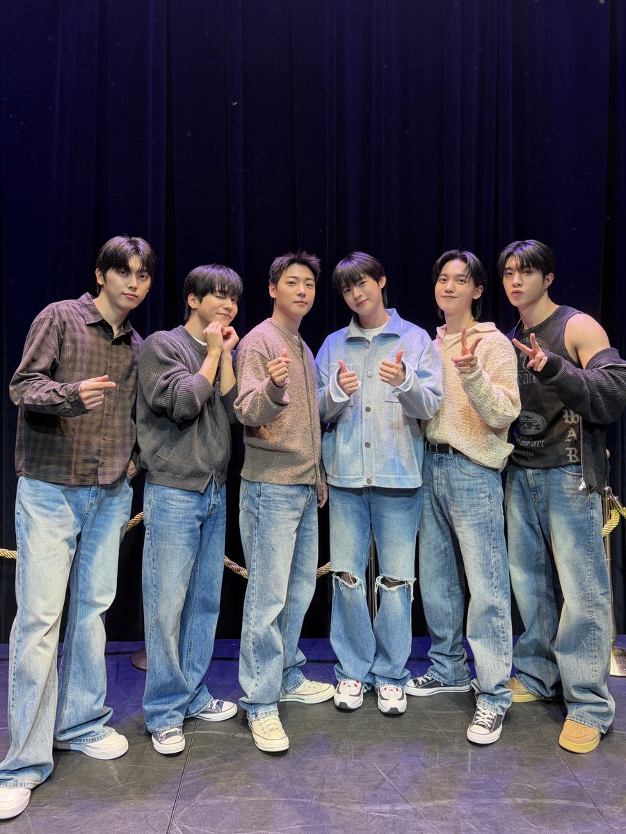 ONF_offcl's tweet photo. 260930
FC LIVE

❤️🧡💜🖤💚💙💡

#온앤오프 #ONF
#FCLIVE https://t.co/1tFjI4VOkf