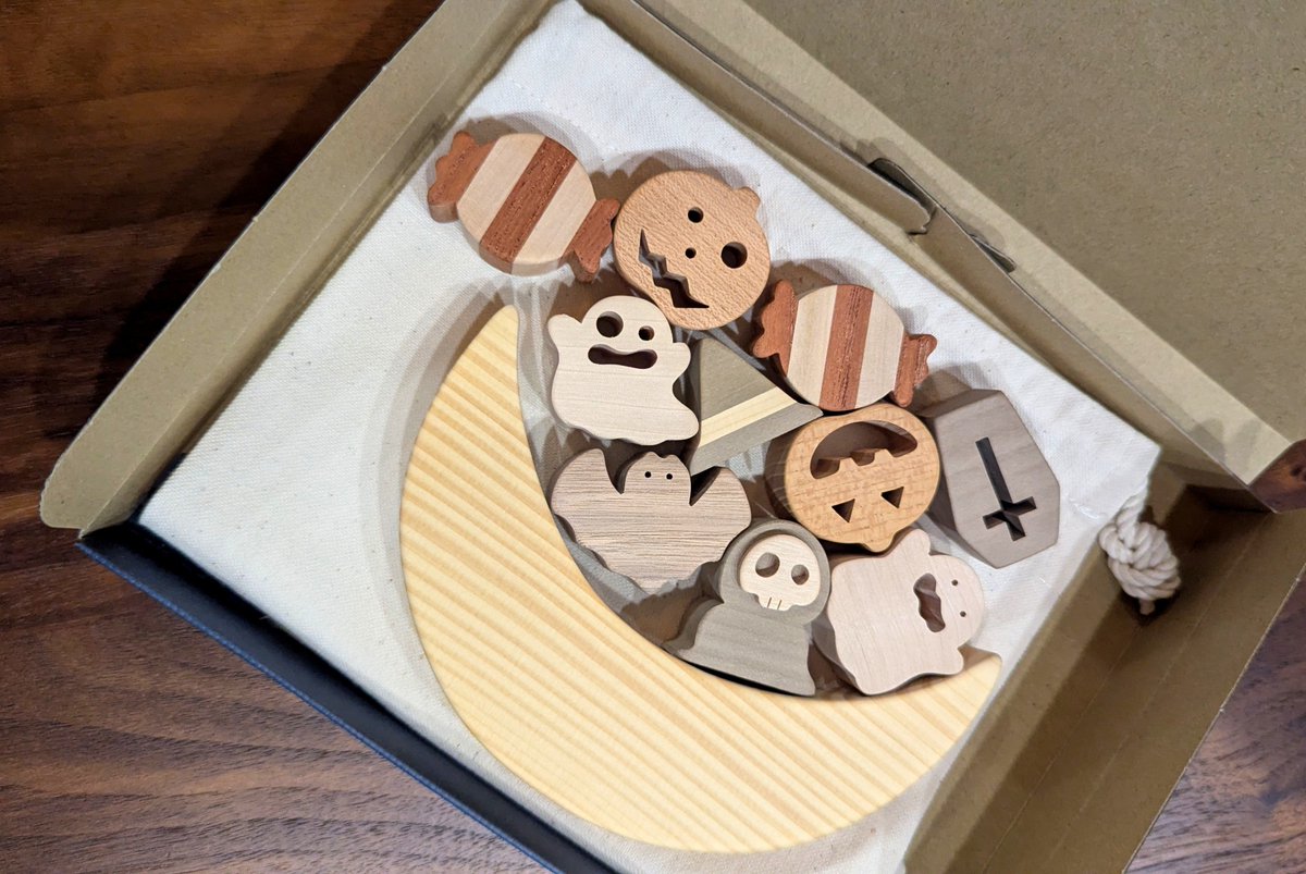 wAlnUtmlk's tweet photo. なかよしライブラリーさんのゆらゆらお月様届いた〜！特別パッケージが素敵。木製なのにカラフルでコロコロ丸くてかわいい〜〜
せなけいこさんの��本ですっかりおばけ好きだから、まっさきにおばけに手を伸ばしてうれしそうに遊んでくれたのだった。 https://t.co/cGJx5RWa4u