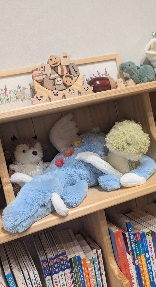 wAlnUtmlk's tweet photo. なかよしライブラリーさんのゆらゆらお月様届いた〜！特別パッケージが素敵。木製なのにカラフルでコロコロ丸くてかわいい〜〜
せなけいこさんの��本ですっかりおばけ好きだから、まっさきにおばけに手を伸ばしてうれしそうに遊んでくれたのだった。 https://t.co/cGJx5RWa4u