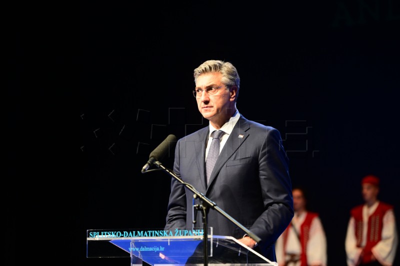 Agencija_HINA's tweet photo. Premijer Andrej Plenković u srijedu je vrlo kratko komentirao odluke zagrebačkog Županijskog suda da su štrajkovi u Zagrebačkom holdingu i ZET-u nezakoniti, kazavši kako sud donosi svoje odluke i kako nema tu što dodati.  Upitan očekuje li da će se sada situacija vratiti u normalu i da radnici više neće štrajkati, rekao je kako ne zna. "Mi nismo involvirani u sindikalne aktivnosti u Gradu Zagrebu", odgovorio je.