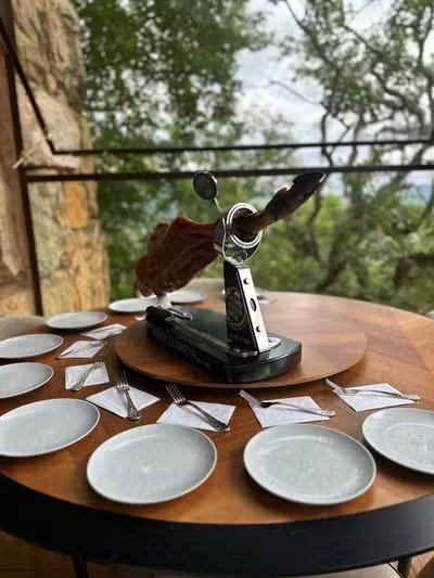 Zack_lope's tweet photo. 🚨BOMBA: Imagens revelam almoço “ULTRA VIP” organizado por Daniel Vorcaro para Alexandre de Moraes, com CAVIAR, vieiras e vinhos sofisticados.

O encontro ocorreu em dezembro de 2023, em Campos do Jordão. Mensagens obtidas pela Polícia Federal mostram que Vorcaro determinou à sua equipe que preparasse uma “experiência completa” para convidados classificados por ele como “ultra VIPs”.

Alexandre de Moraes estava entre os convidados do almoço. Segundo as investigações, a aproximação entre o banqueiro e o ministro ocorreu no mesmo período em que começavam as tratativas para o contrato milionário entre o Banco Master e o escritório de Viviane Barci de Moraes, esposa do ministro.