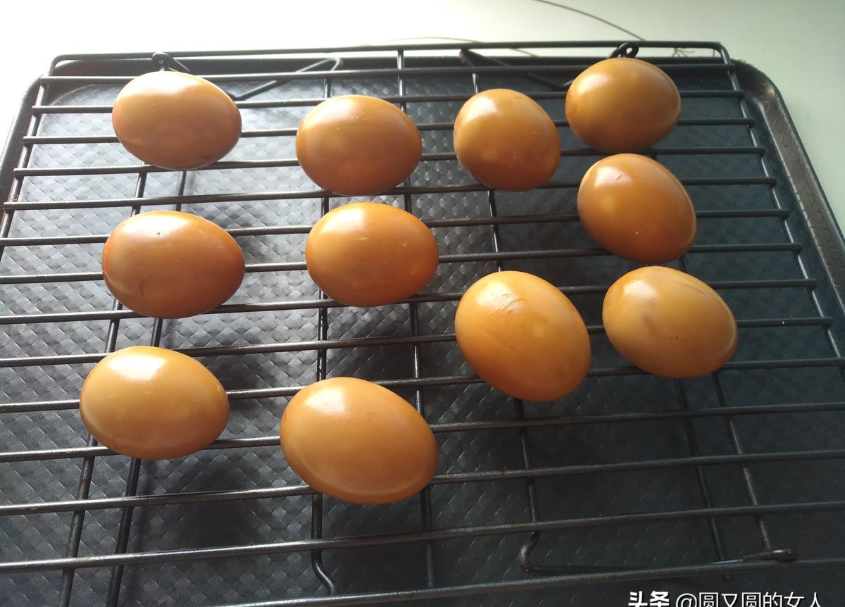 aprilianirizq's tweet photo. I accidentally knocked over the hard-boiled eggs, the sauce spilled everywhere, and someone tried to tear the wrapping paper—what a chaotic yet funny little mess! https://t.co/wFTOhxIDRG