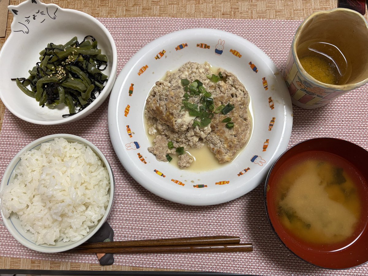 KUROKIYA14's tweet photo. 本日の夕飯は
・サボテンの塩昆布和え🌵
・ワンパン豆腐ハンバーグ🍳　

でしたー！✌︎('ω')✌︎ https://t.co/n141tlo2IX