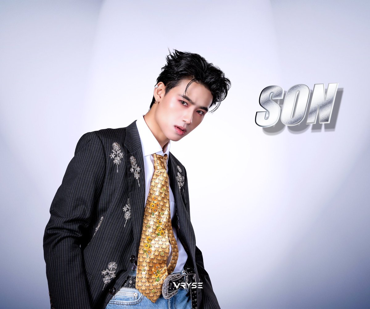 VRYSE_Official's tweet photo. 💫 VRYSE : MEMBER 02 — SON
“THE SUNSHINE”
พลังสดใสที่พร้อมส่งต่อรอยยิ้มให้ทุกคน
ทำความรู้จักกับ "ซัน" หนึ่งใน 4 สมาชิกของ VRYSE
Get to know SON,
one of the four voices of VRYSE.
#VRYSE #VRYSESon #VRYSEOfficial
#WeRiseStrongerTogether #GRMEntertainment https://t.co/2XqYksaqZO