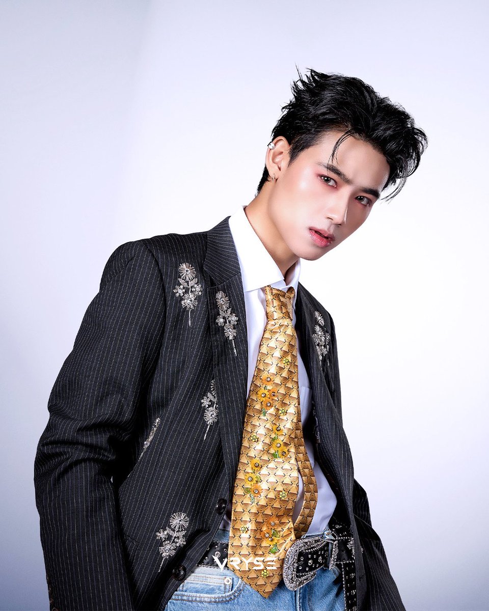 VRYSE_Official's tweet photo. 💫 VRYSE : MEMBER 02 — SON
“THE SUNSHINE”
พลังสดใสที่พร้อมส่งต่อรอยยิ้มให้ทุกคน
ทำความรู้จักกับ "ซัน" หนึ่งใน 4 สมาชิกของ VRYSE
Get to know SON,
one of the four voices of VRYSE.
#VRYSE #VRYSESon #VRYSEOfficial
#WeRiseStrongerTogether #GRMEntertainment https://t.co/2XqYksaqZO