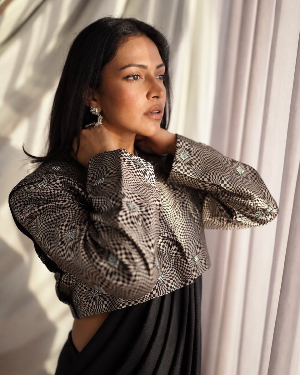 ThamizhPadam's tweet photo. Sharp lines, dark tones, and effortless poise ✨🖤
#AmalaPaul #EthnicVibes #ModernStyle #PureGrace #PowerStyling #ModernElegance #Thamizhpadam #WhackedOutMedia @Amala_ams https://t.co/DprOLQMsKx