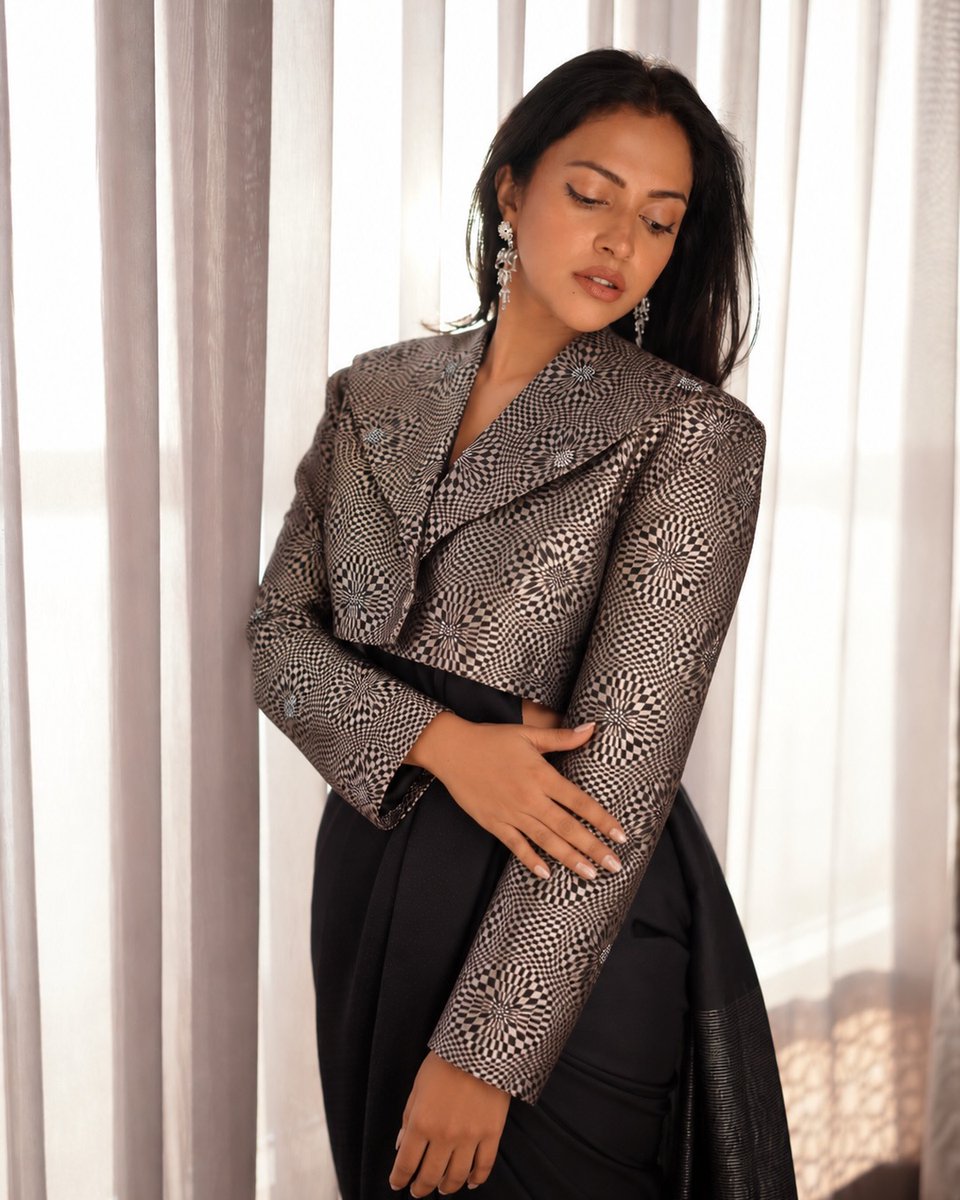 ThamizhPadam's tweet photo. Sharp lines, dark tones, and effortless poise ✨🖤
#AmalaPaul #EthnicVibes #ModernStyle #PureGrace #PowerStyling #ModernElegance #Thamizhpadam #WhackedOutMedia @Amala_ams https://t.co/DprOLQMsKx