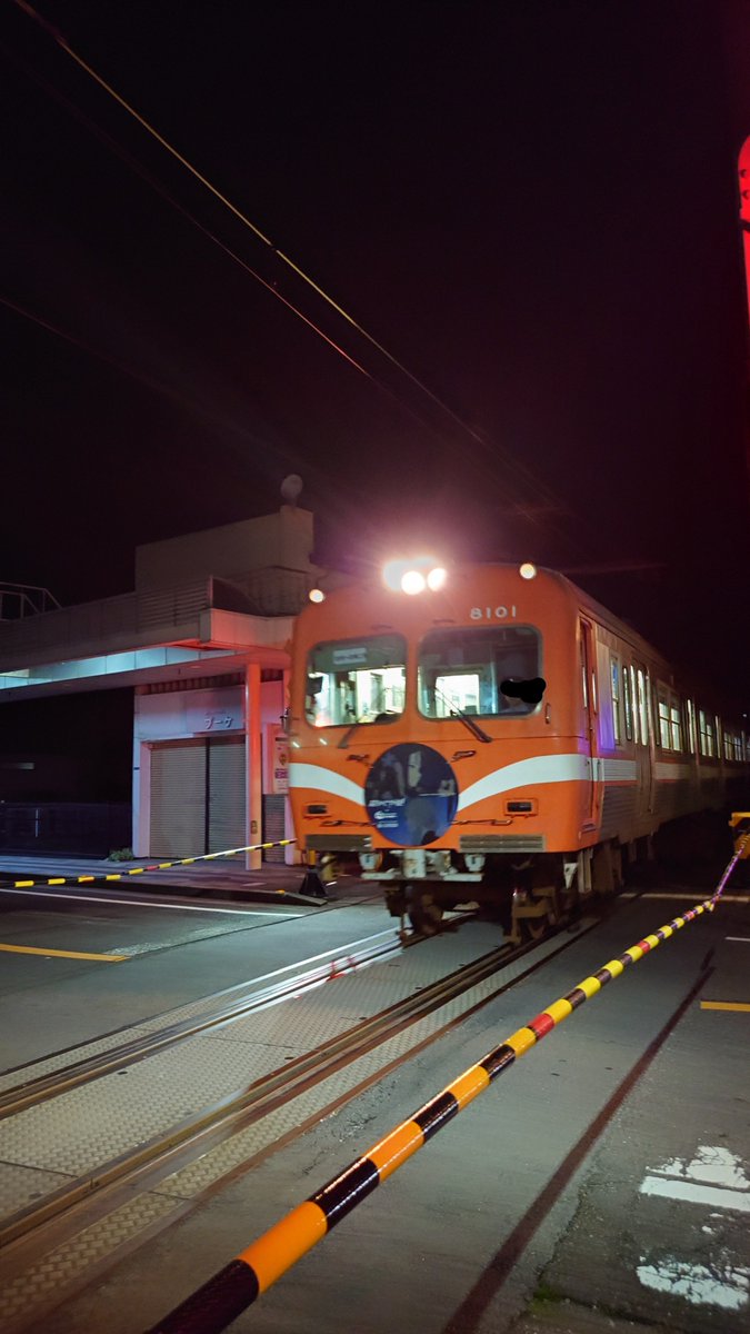 jinba88's tweet photo. 9/30、#岳南電車 
超かぐや姫！ヘッドマーク運行最終日ということで最後にご挨拶

遮断機が閉まるたびに
ヘッドマーク車両かなと期待して、踏切待ちの時間が楽しかったのは良い思い出
またかぐや達が遊びに来てくれるといいな～

まだ最終便ではありませんが
楽しい時間をありがとうございました https://t.co/wYlXgKm6mN