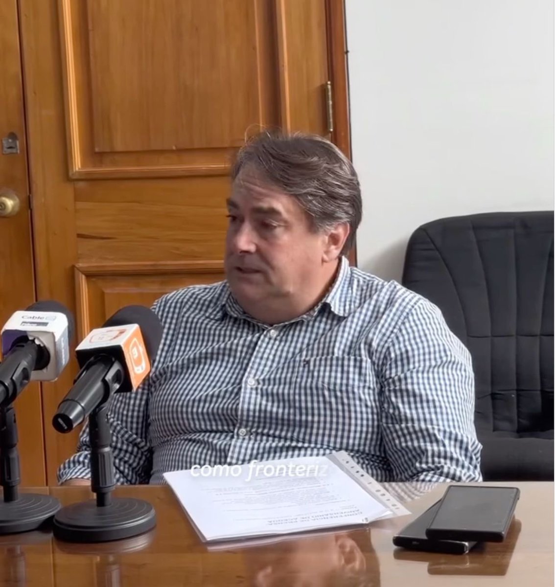 EPreve's tweet photo. 🔴 ALCALDE DE ACEGUÁ DETENIDO POR LAVADO Y BANCA CLANDESTINA 

✔️La Policía Federal de Brasil detuvo al alcalde de Aceguá (Uruguay), Diego Almeida, del Partido Nacional, en el marco de la Operación Cold Trail, un megaoperativo destinado a desmantelar una red criminal dedicada al cambio paralelo, la remisión ilegal de divisas y el lavado de activos en la frontera entre Brasil y Uruguay.

✔️La detención del jerarca comunal uruguayo se produjo al momento de retirarse de la sede de la Prefectura brasileña de Aceguá, donde acababa de participar en una reunión institucional.

✔️El procedimiento judicial incluyó la ejecución de 2 órdenes de arresto, 10 allanamientos y 10 registros personales. 

✔️Asimismo, la Justicia Federal ordenó el embargo de activos por un valor aproximado de 254 millones de dólares, medida que afectó a cuentas bancarias, 13 vehículos y 9 propiedades.

✔️En el marco del mismo expediente, otras ocho personas quedaron sujetas a medidas cautelares que incluyen la prohibición de abandonar Brasil, la retención de pasaportes y la comparecencia periódica ante las autoridades judiciales.

✔️Almeida recuperó la libertad tras declarar ante la Policía Federal.

✔️De acuerdo con la investigación, que comenzó en setiembre de 2023, la organización operaba como una institución financiera informal. El mecanismo consistía en recibir depósitos en reales de personas y empresas de distintos puntos de Brasil en cuentas indicadas por la red, para luego entregar montos equivalentes en moneda extranjera sin registro ni autorización legal.

✔️Los indagados enfrentan imputaciones por los delitos de funcionamiento ilegal de entidad financiera, lavado de dinero y crimen organizado.