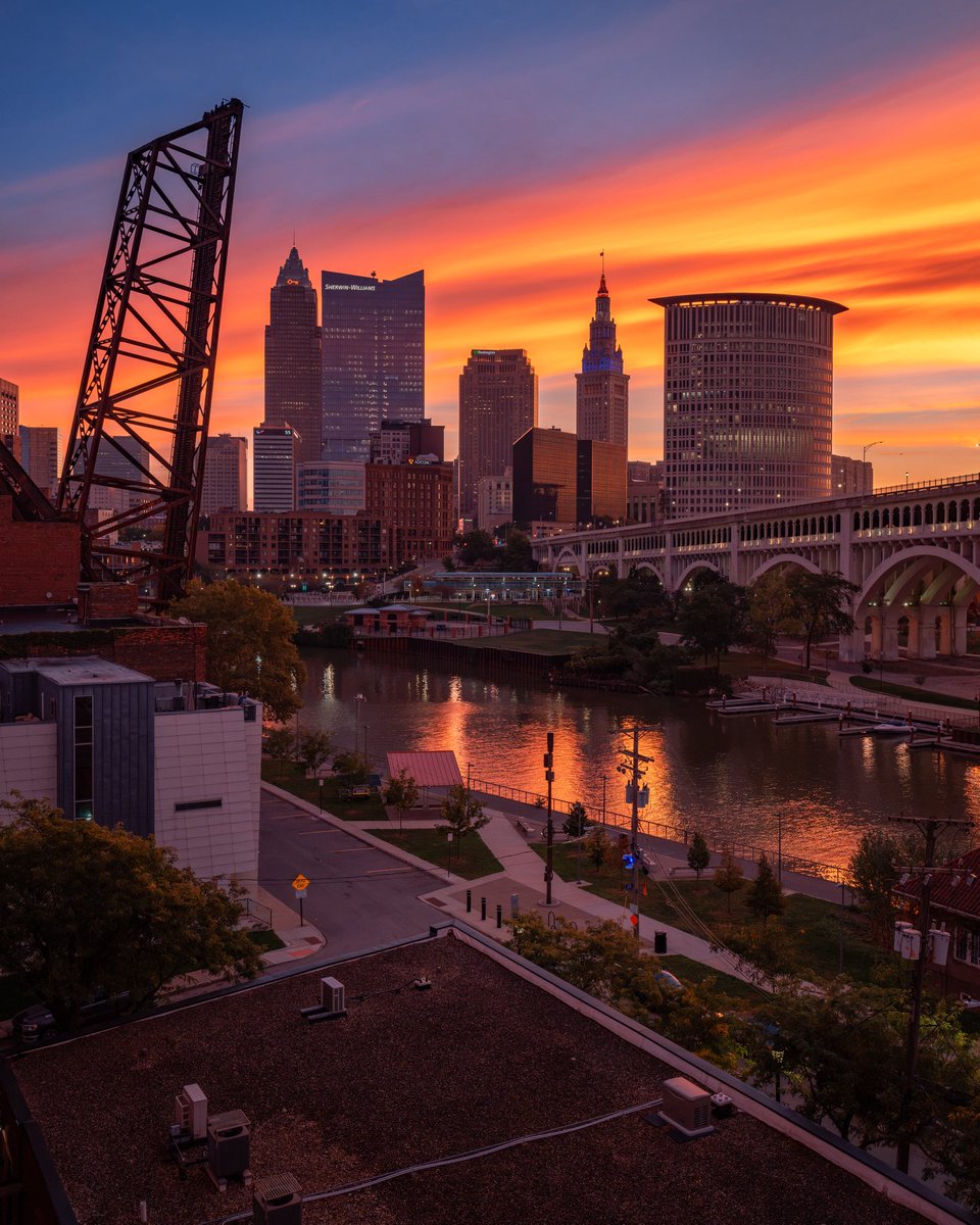 GabeWasylko's tweet photo. Wednesday’s Autumn Sunrise in Cleveland, Ohio https://t.co/pX3GEr92On