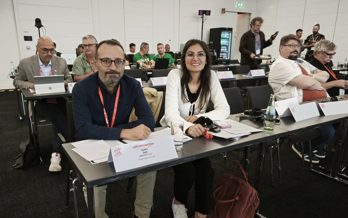 KESKHaberSen's tweet photo. Berlin'de düzenlenen UNI Avrupa Posta Lojistik Konferansının ikinci gününde Taşeronlaştırma, Toplu Sözleşme, Güvenceli İstihadam ve Adil Çalışma düzeni üzerine görüşmeler devam ediyor.

Genel Merkez Mali Sekreterimiz İzzettin Ekin, ülkemizdeki uygulamaları ve örgütlü olduğumuz PTT'deki uygulamaları sendika temsilcilerine aktararak çalışmalar yürütüyor.

Konferans sonunda alınan kararlar, 150 ülkede örgütlü 20 milyondan fazla emekçinin faydalanması için UNI tarafından uluslararası düzeyde çalışmalarda kullanılacak.

Yaşasın Örgütlü Mücadelemiz 
Yaşasın KESK 
Yaşasın Haber-Sen