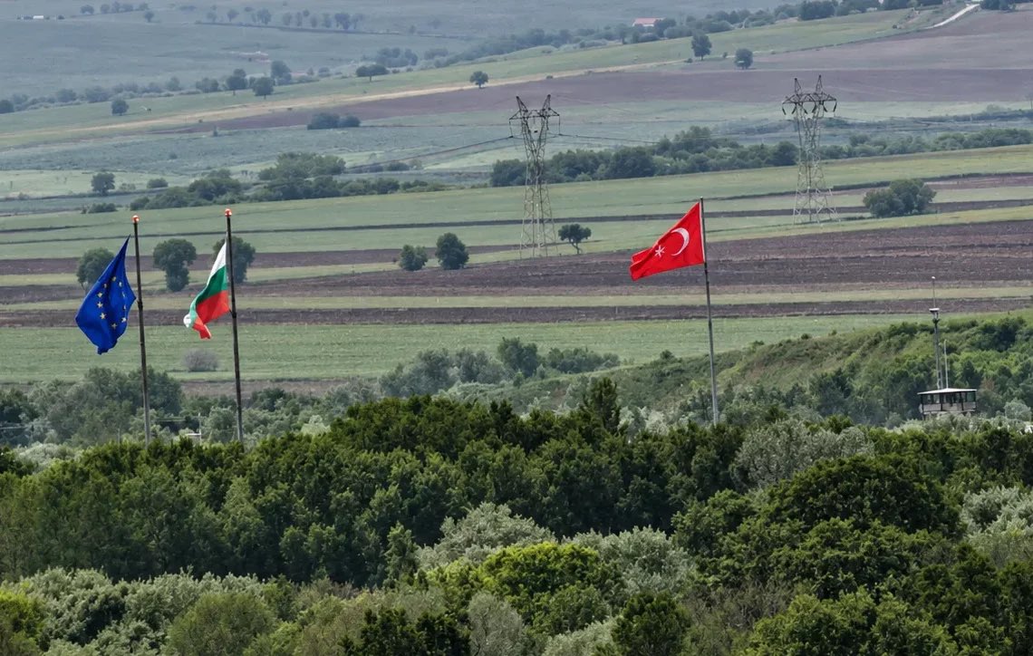 LukosKakos's tweet photo. Στην τοποθέτηση μεγάλης ελληνικής σημαίας, 700 μέτρα από το Τριεθνές, διαστάσεων 12 επί 8 μέτρων, σε ιστό άνω των 20 μέτρων στο Επιτηρητικό Φυλάκιο Διλόφου προχωρά το Υπουργείο Εθνικής Άμυνας! Η σημαία απαιτεί καθημερινή έπαρση, υποστολή και απόδοση τιμών! https://t.co/waRonTLSNo