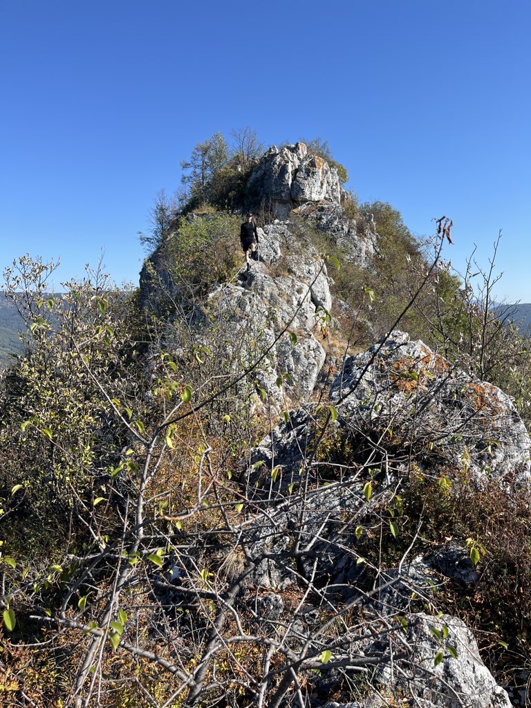 webekacko's tweet photo. Posledný deň zahájila expedícia presunom do Tisovca a výstupom na tunajší exponovaný, ale o to parádnejší hrebeň vrchu #Hradová. https://t.co/4o03AEMmem