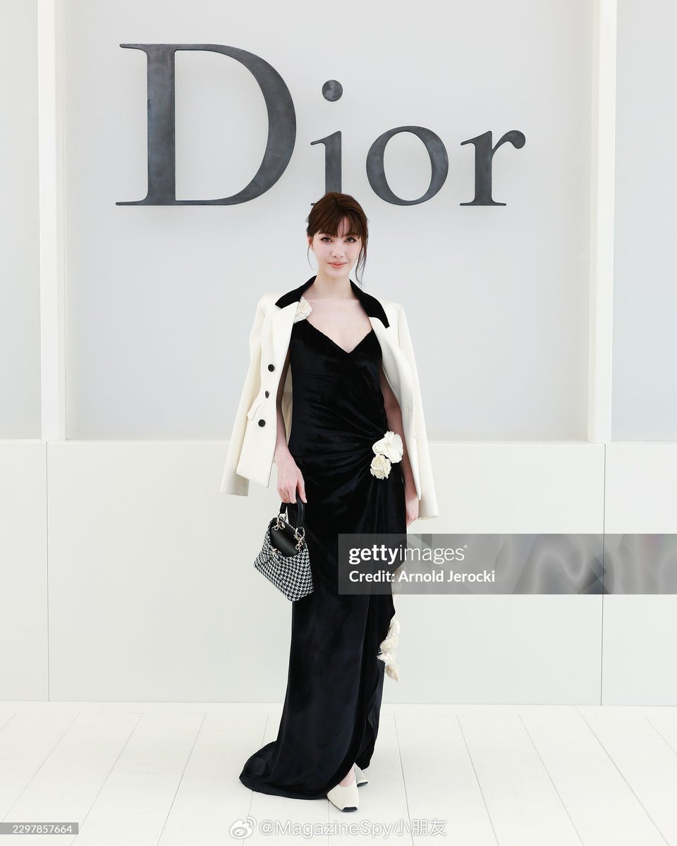OrmKorn_fans's tweet photo. Dior Black Drop. New Getty Image of Orm Kornnaphat at Dior Summer 27, wearing Dior Cruise 2027 at the Jardin des Tuileries during Paris Fashion Week.

#OrmKornnaphat
#DiorSummer27xLingOrm 
#DiorSummer27 #Dior #PFW https://t.co/59umq3NBzx