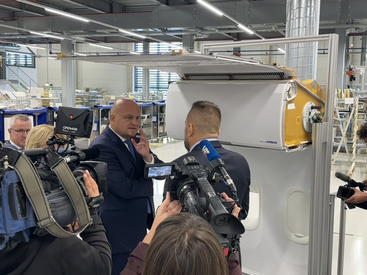 yts_at_eu's tweet photo. Last week #Austrian aeronautical component manufacturer #FACC in #Jakovlje celebrated together with minister @susnjar_a and CEO Robert Machtlinger the completion of the 2nd phase of investments on site - more to come! - creating innovative aerospace industry in #Croatia. 🇭🇷🤝🇦🇹 https://t.co/7PdherNRWh