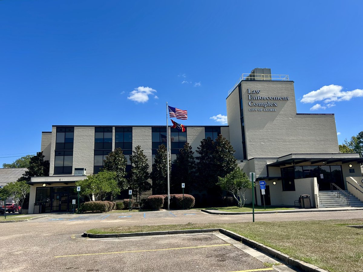 byEliHoff's tweet photo. NEW: I went to Laurel, Mississippi — the town where #Mizzou RB Ahmad Hardy was shot — to ask questions.

Here's the story of what I found during visits to the town's municipal court, its HGTV show film spots, and the biker club where the shooting happened:
https://t.co/NeuKmbKiNi https://t.co/bCvNWXfMRr