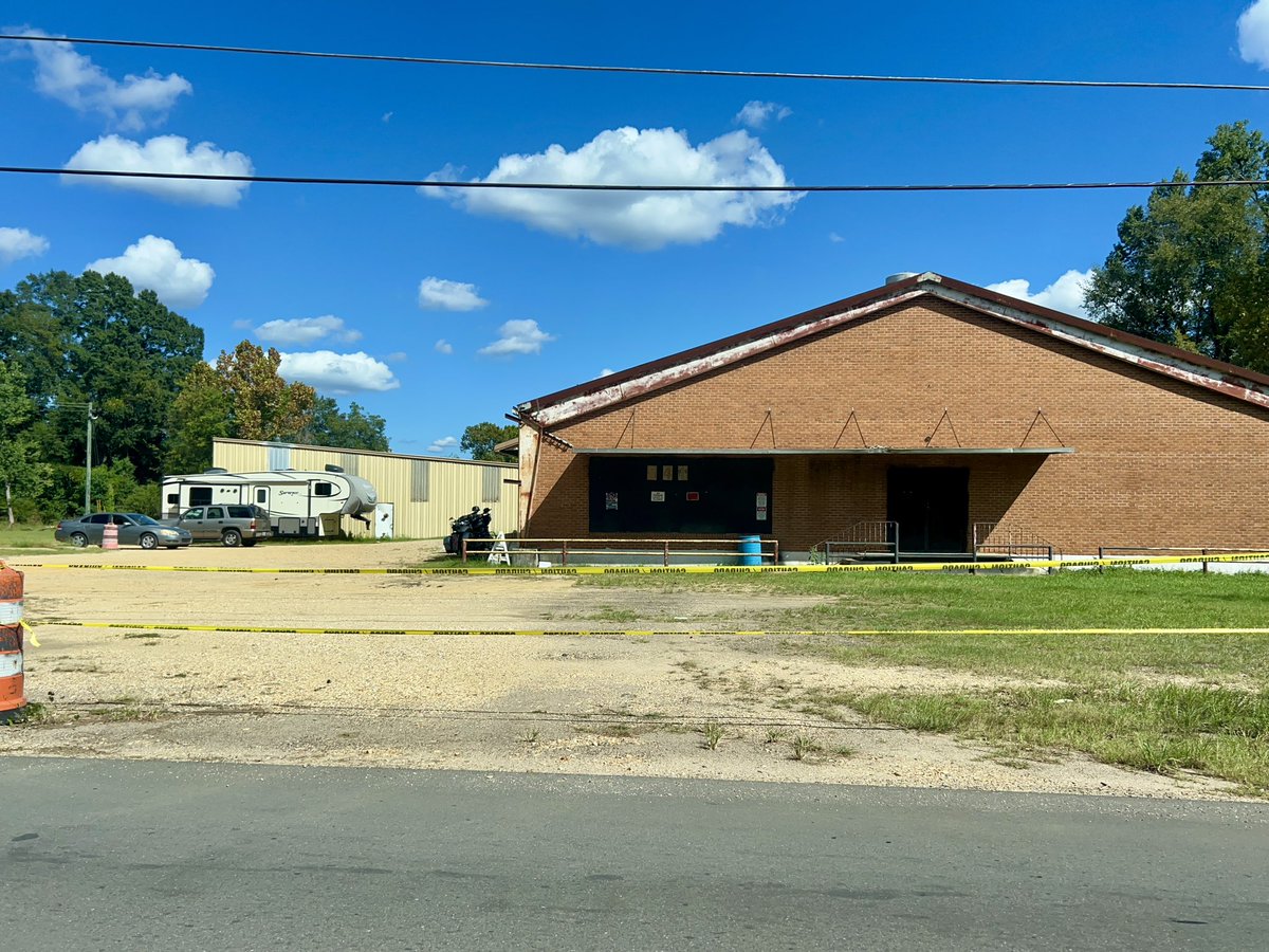 byEliHoff's tweet photo. NEW: I went to Laurel, Mississippi — the town where #Mizzou RB Ahmad Hardy was shot — to ask questions.

Here's the story of what I found during visits to the town's municipal court, its HGTV show film spots, and the biker club where the shooting happened:
https://t.co/NeuKmbKiNi https://t.co/bCvNWXfMRr